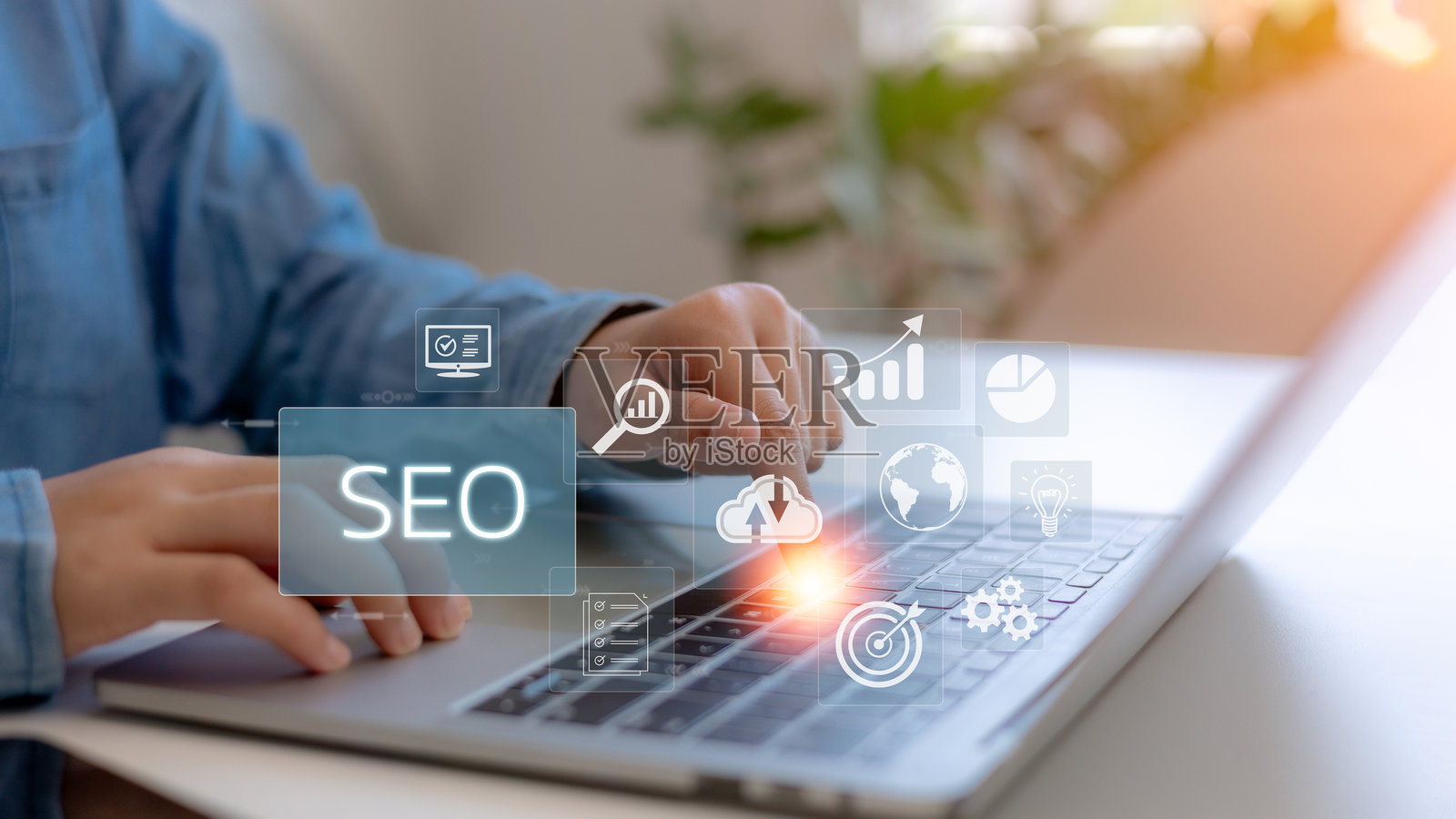 商人使用笔记本电脑分析SEO搜索引擎优化,以提升网站排名流量并优化其网站在搜索引擎中的排名照片摄影图片