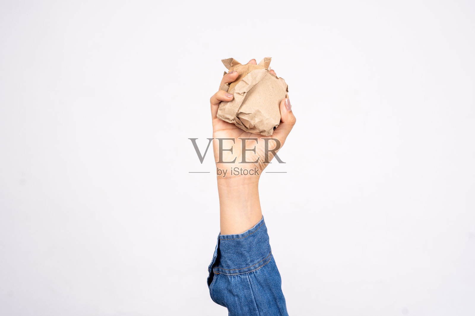 女人手拿白色背景上隔离的棕色纸,回收概念照片摄影图片