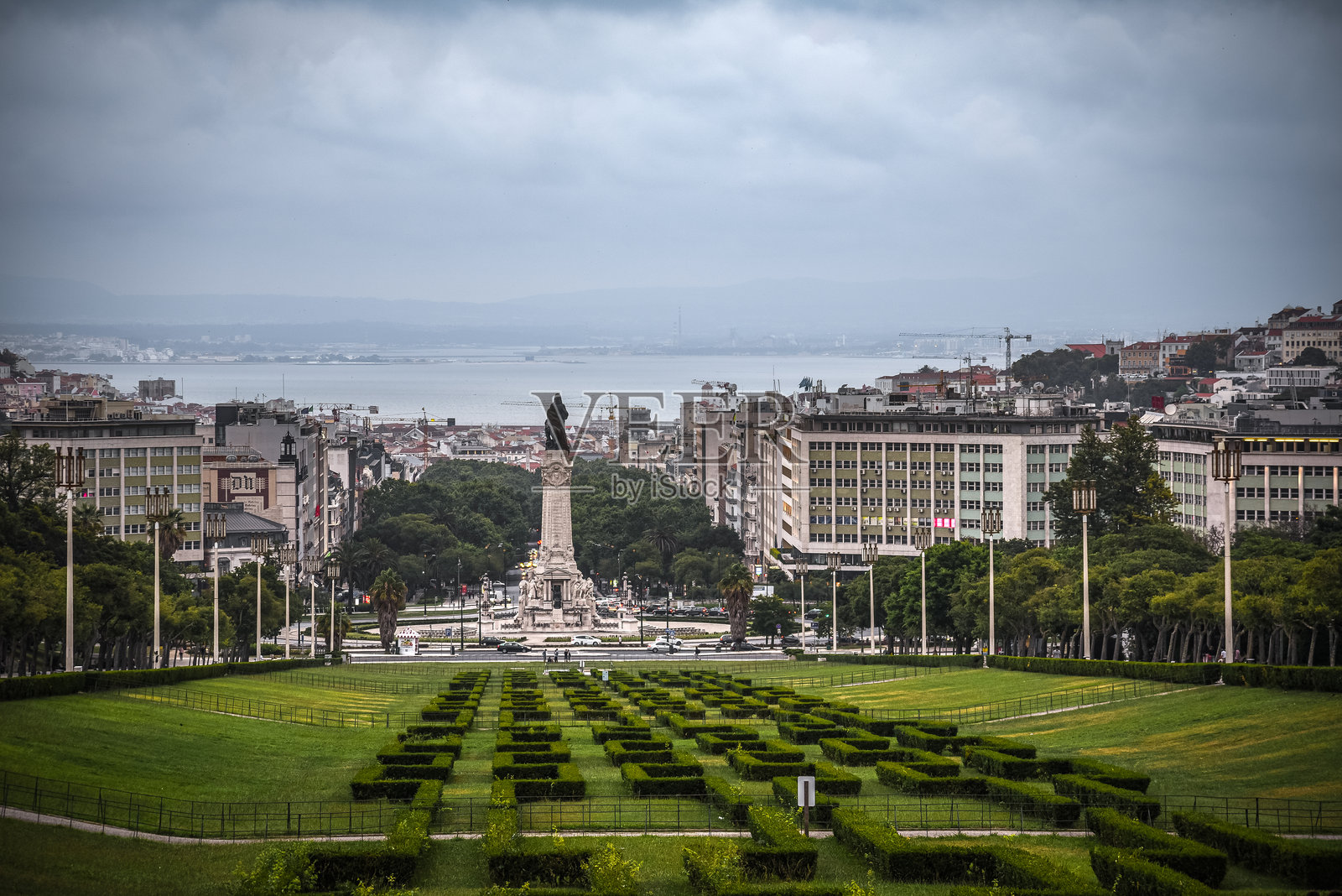 从爱德华七世公园俯瞰庞巴尔广场和特茹河 - 葡萄牙里斯本照片摄影图片