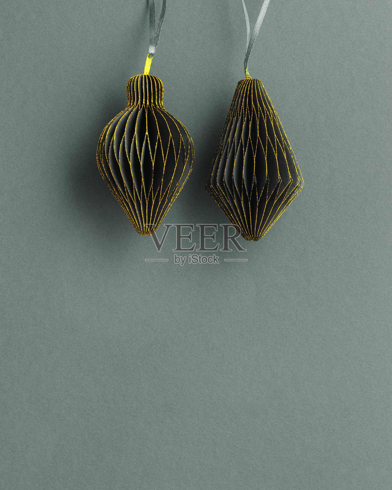 灰色背景上的极简俯视深绿色圣诞纸闪光灯拷贝空间带有金色闪光粉的柔和色彩树玩具圣诞快乐和新年假日冬季节日卡片照片摄影图片