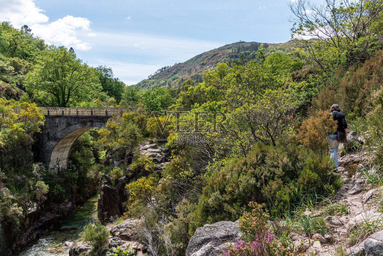 葡萄牙圣米格斯瀑布附近的佩内达-热雷斯国家公园的公路桥照片摄影图片