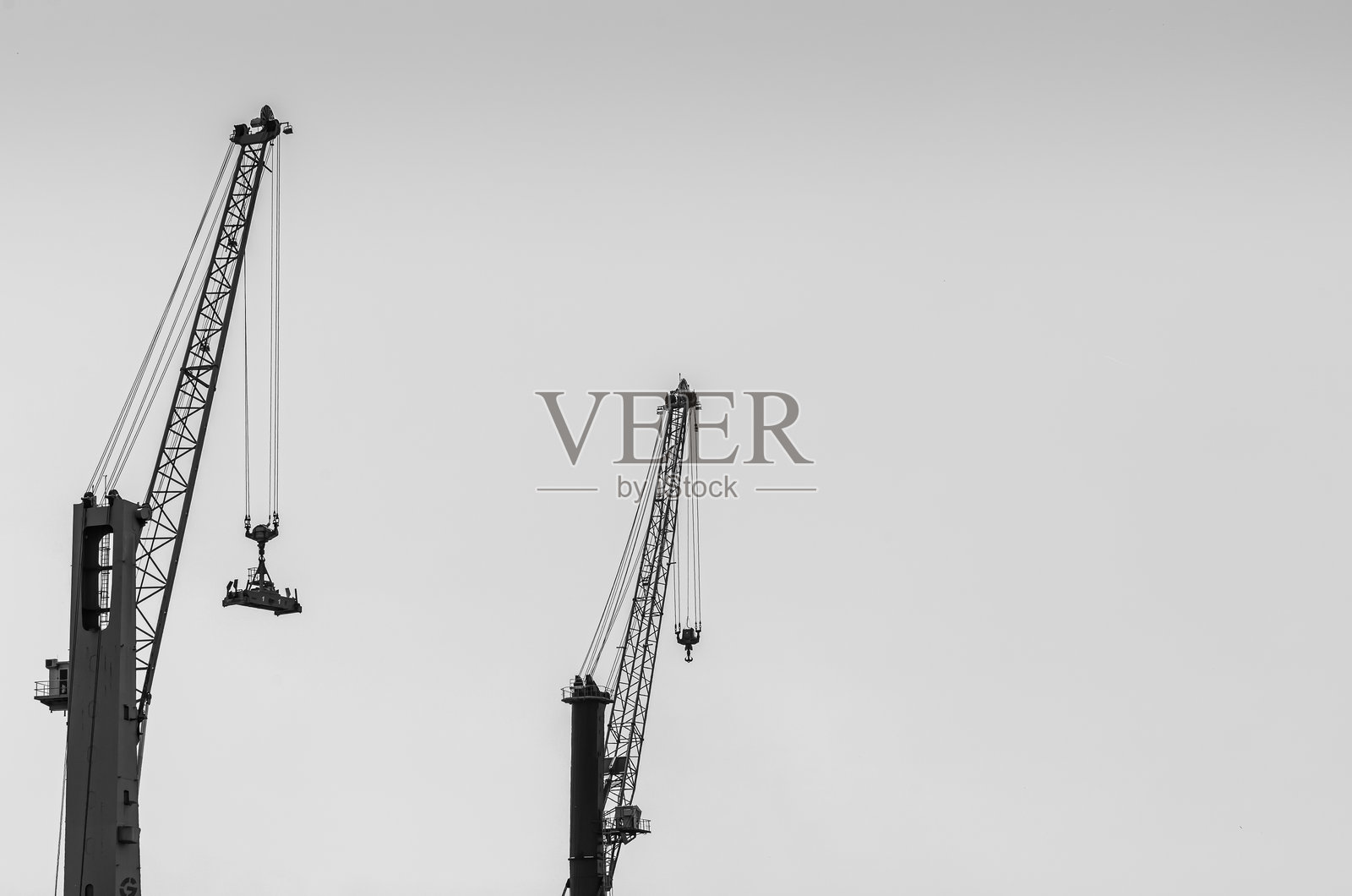 两台港口起重机在晴朗的天空下照片摄影图片