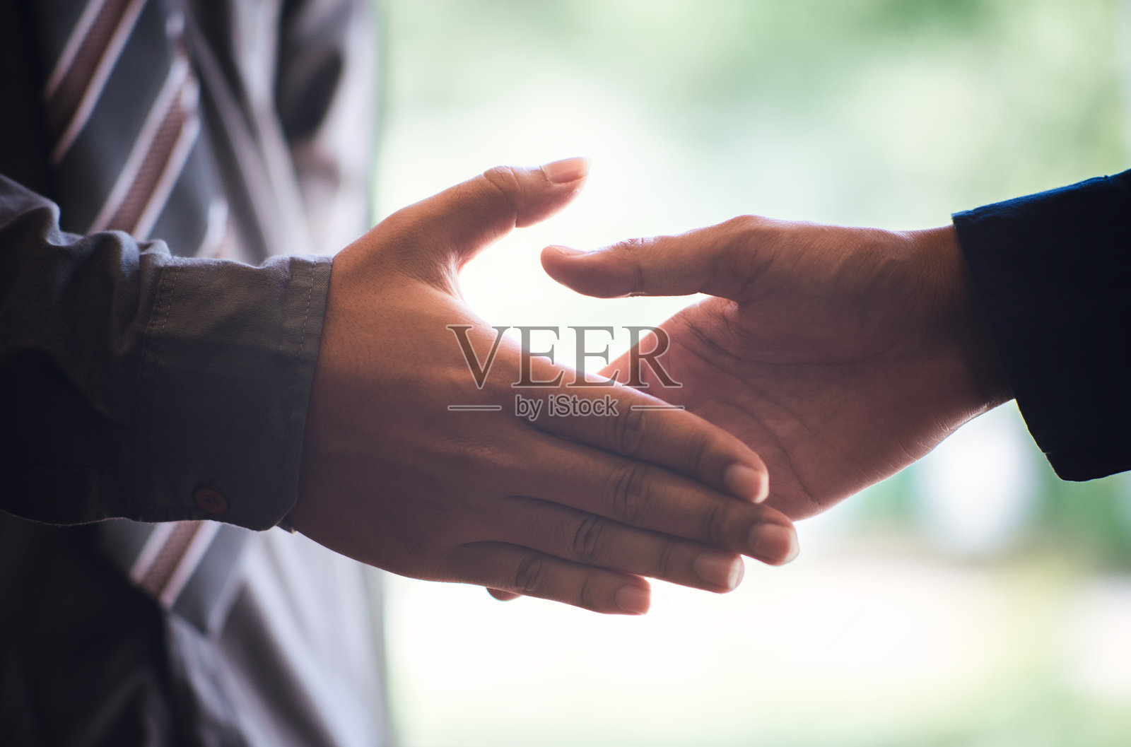 办公室内商业同事握手的特写镜头照片摄影图片