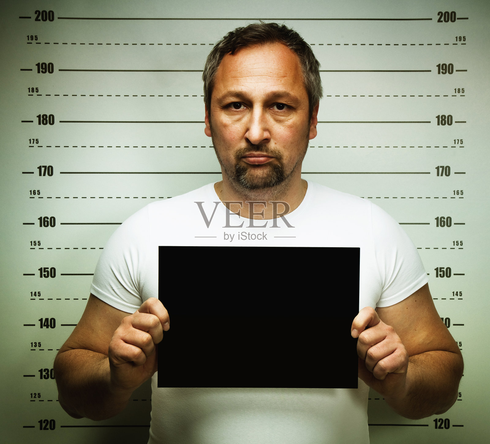 男子拍摄警方档案照照片摄影图片