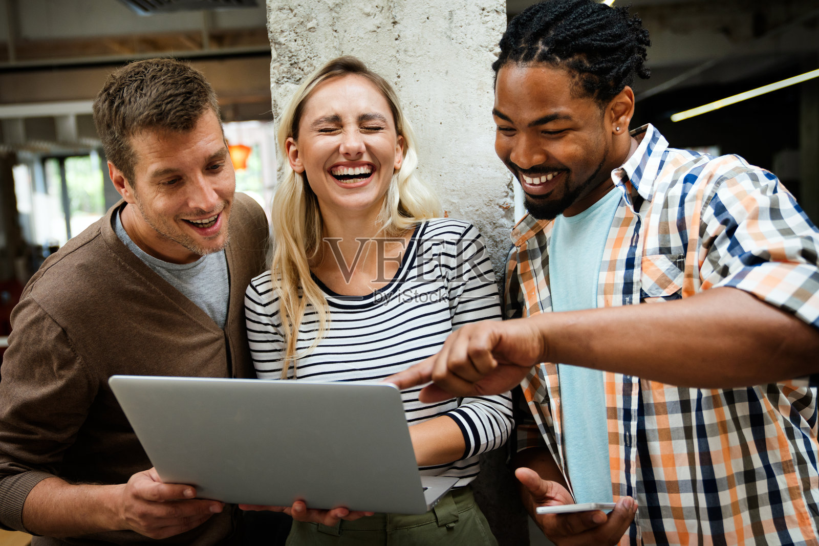 一群成功快乐的多元文化商业人士在办公室开会,作为一个团队合作。照片摄影图片