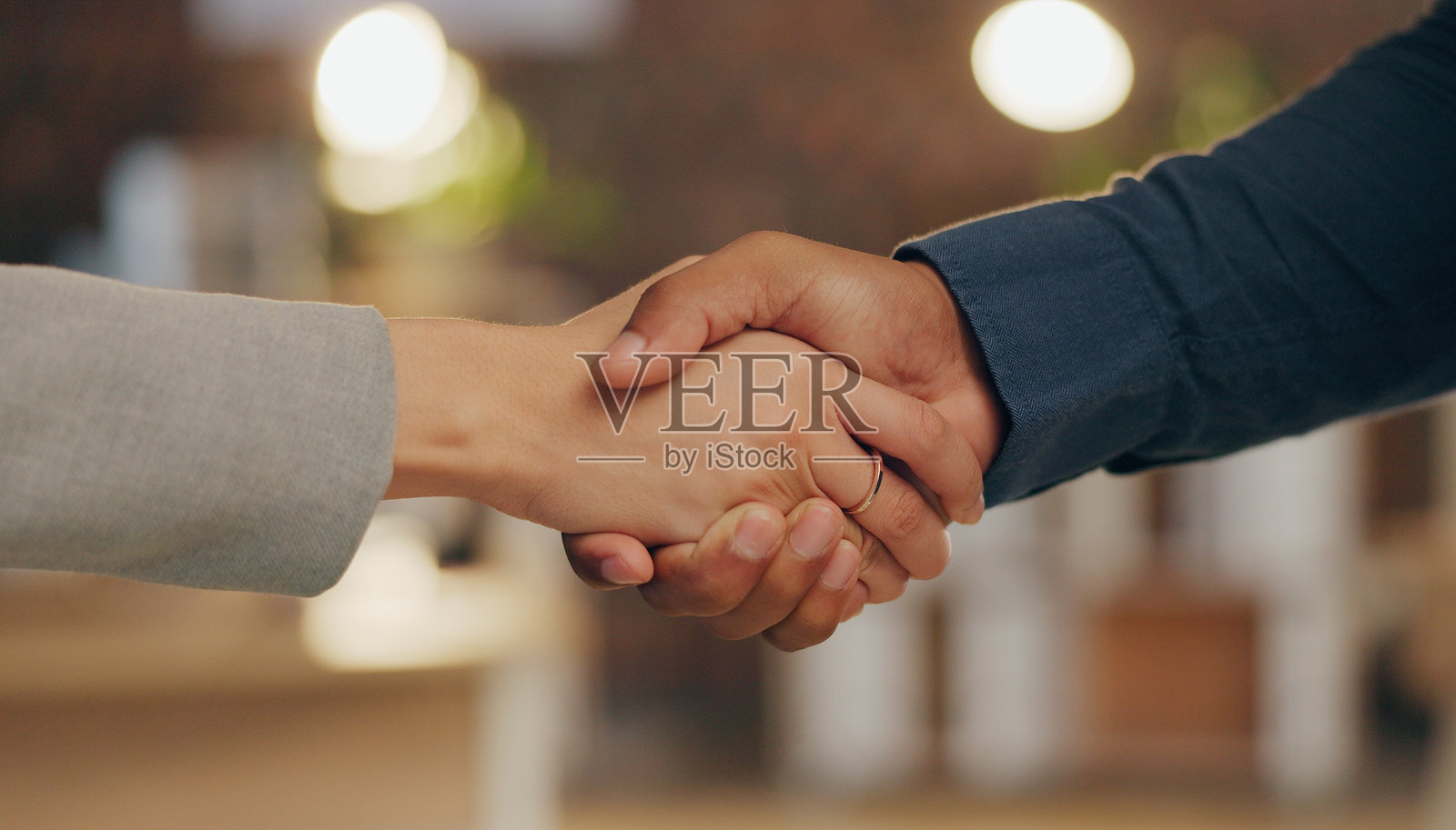 支持、办公室和商务人士在创意机构握手达成交易、协议或合作。欢迎、介绍和团队握手,象征着合作、项目成功或机会。照片摄影图片