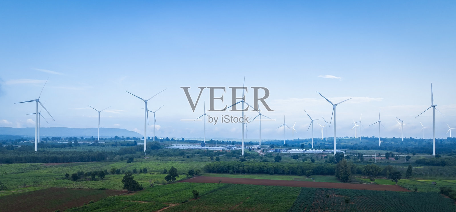 风力涡轮机在蓝天中发电 - 替代可再生能源概念照片摄影图片