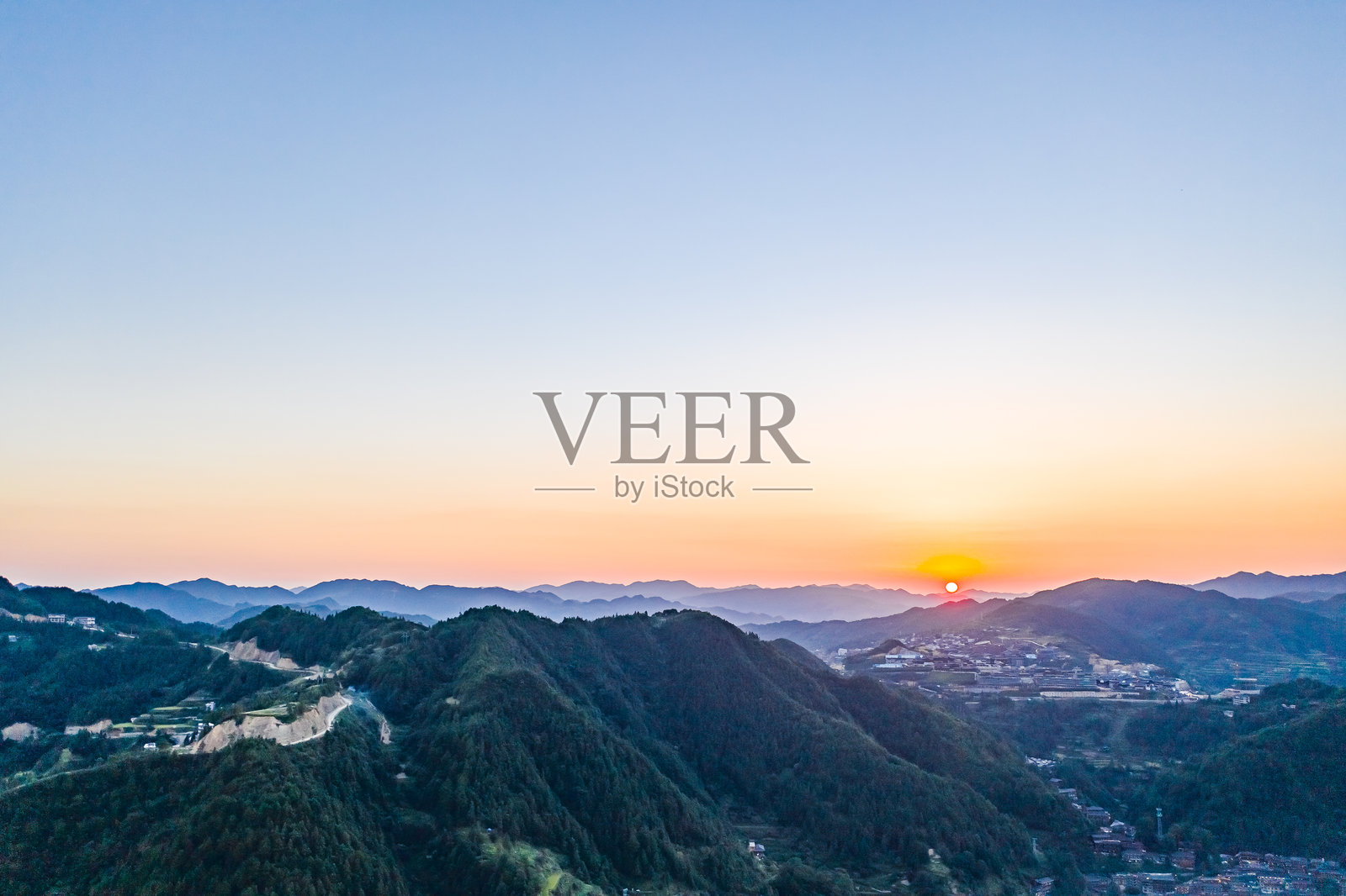 西江千户苗寨,贵州,中国,亚洲。中国风格的古代建筑。照片摄影图片