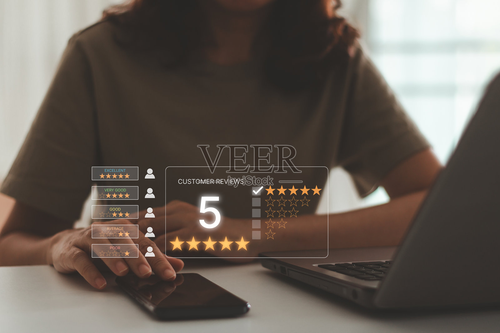 卓越的客户服务和业务评级体验。客户评价满意度反馈调查概念。用户在手机应用上对服务体验进行评分。照片摄影图片