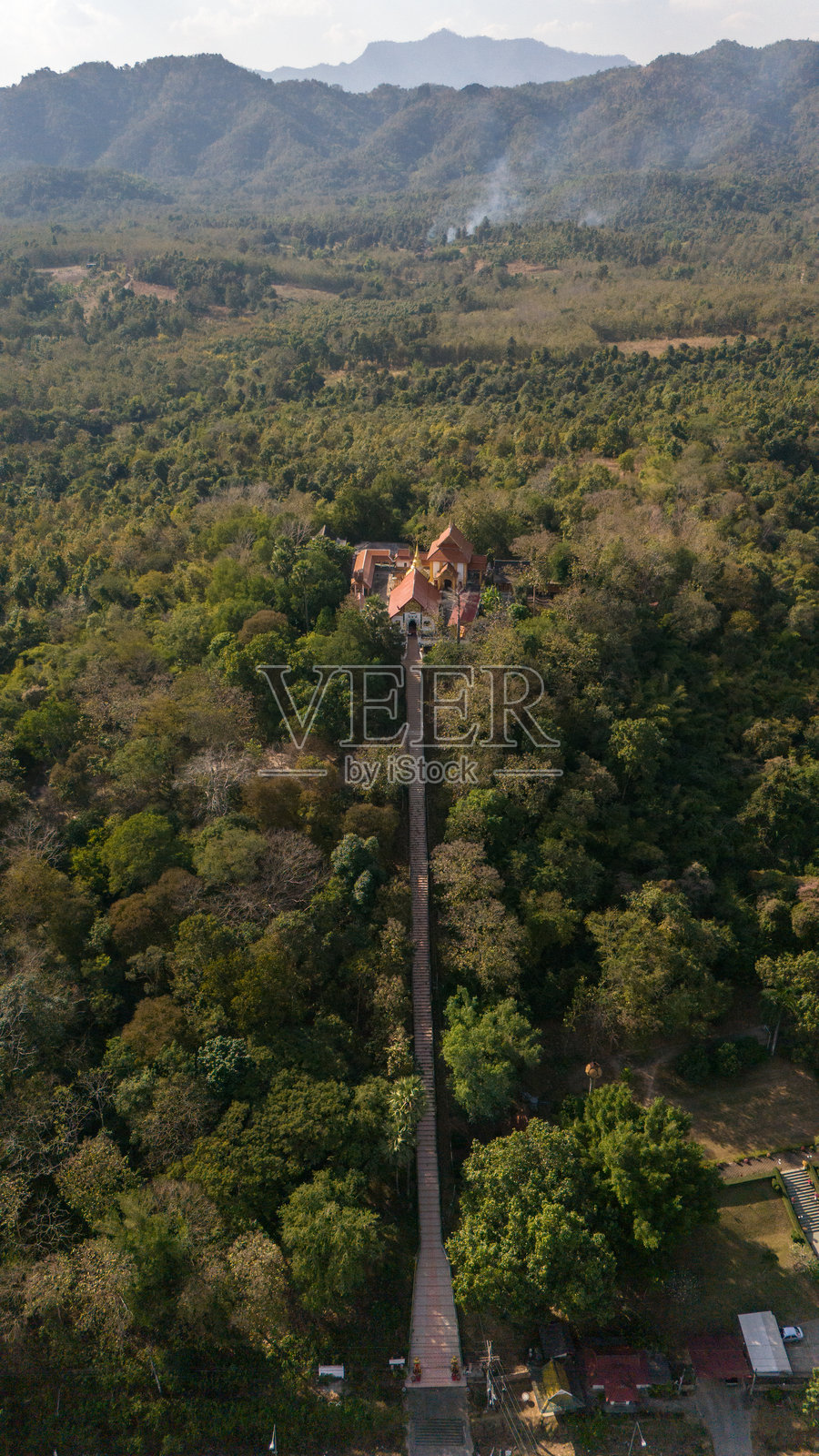泰国南邦府Chae Hom区Akkho Chai Khiri寺庙航拍照片摄影图片