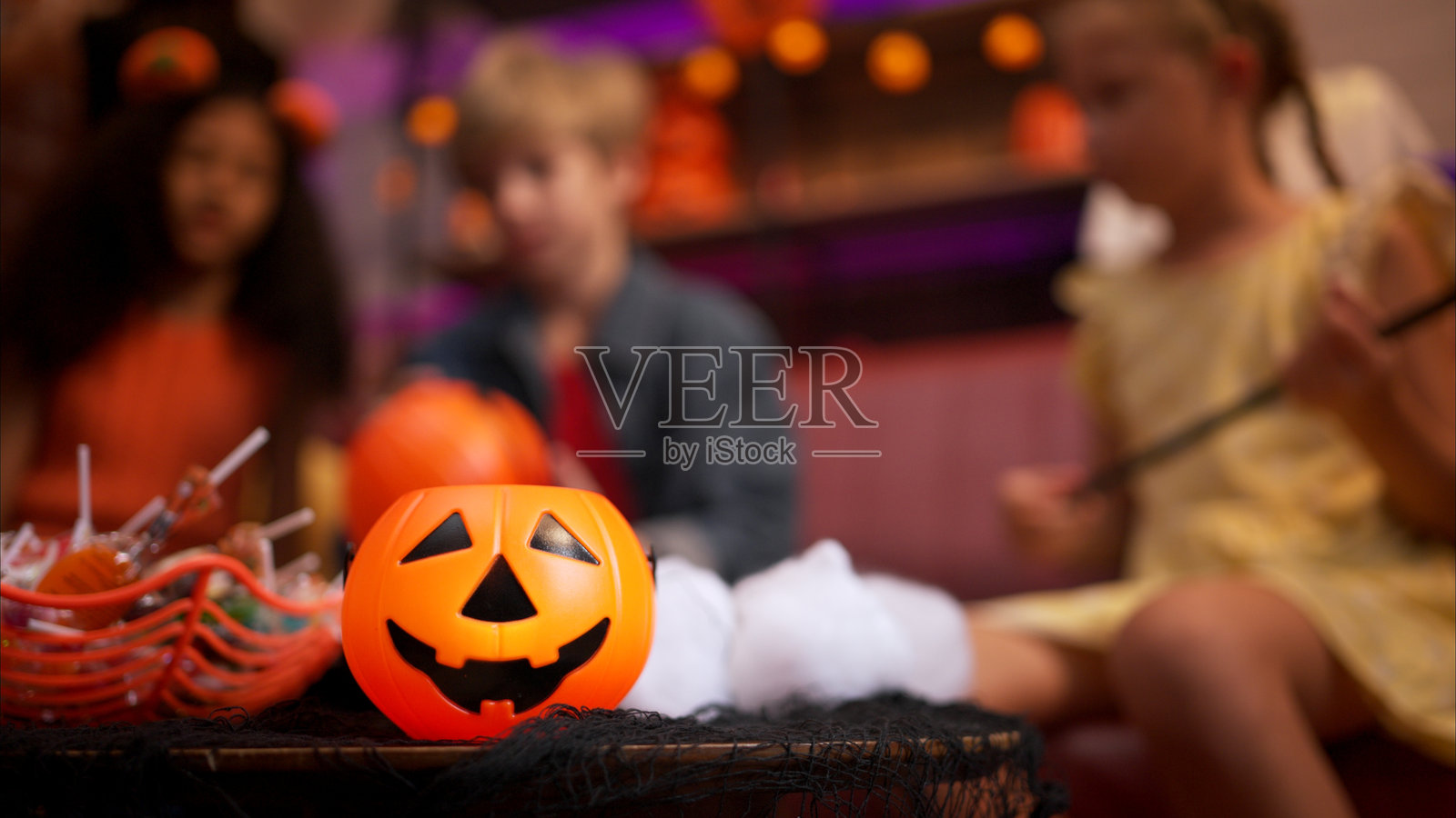 父母和孩子们正在享受万圣节庆祝派对。照片摄影图片