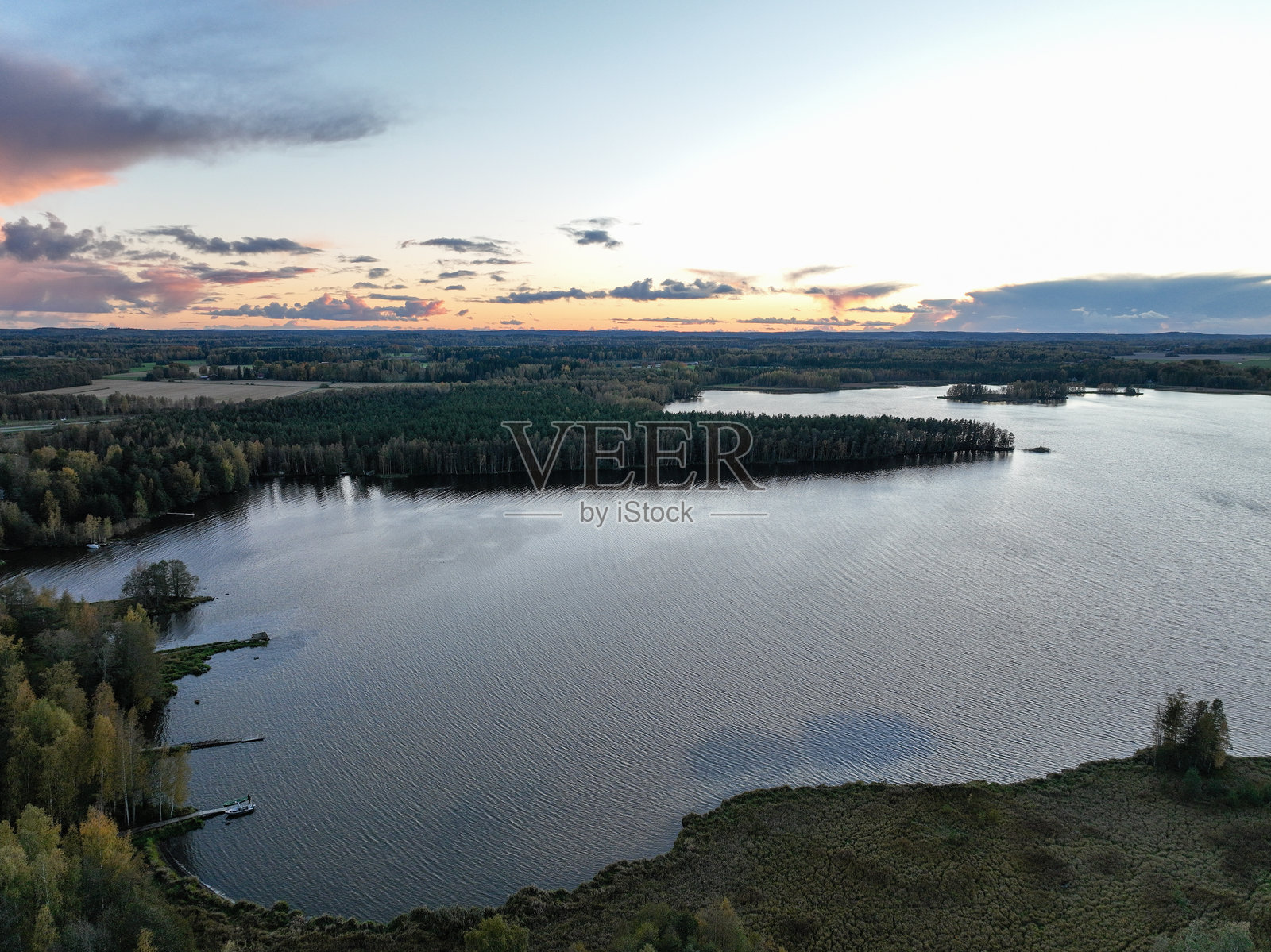 芬兰湖泊自然风光森林荒野秋季日落照片摄影图片
