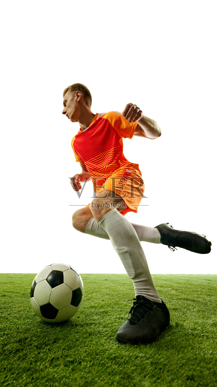 足球运动员在绿茵场上精准控球照片摄影图片