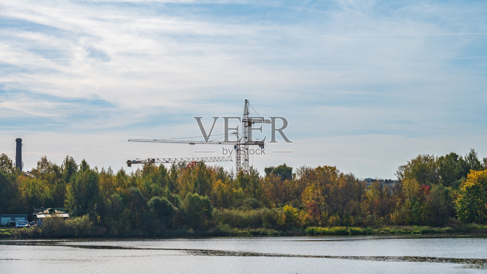 水工业景观,河流、起重机、河流起重机、驳船。照片摄影图片