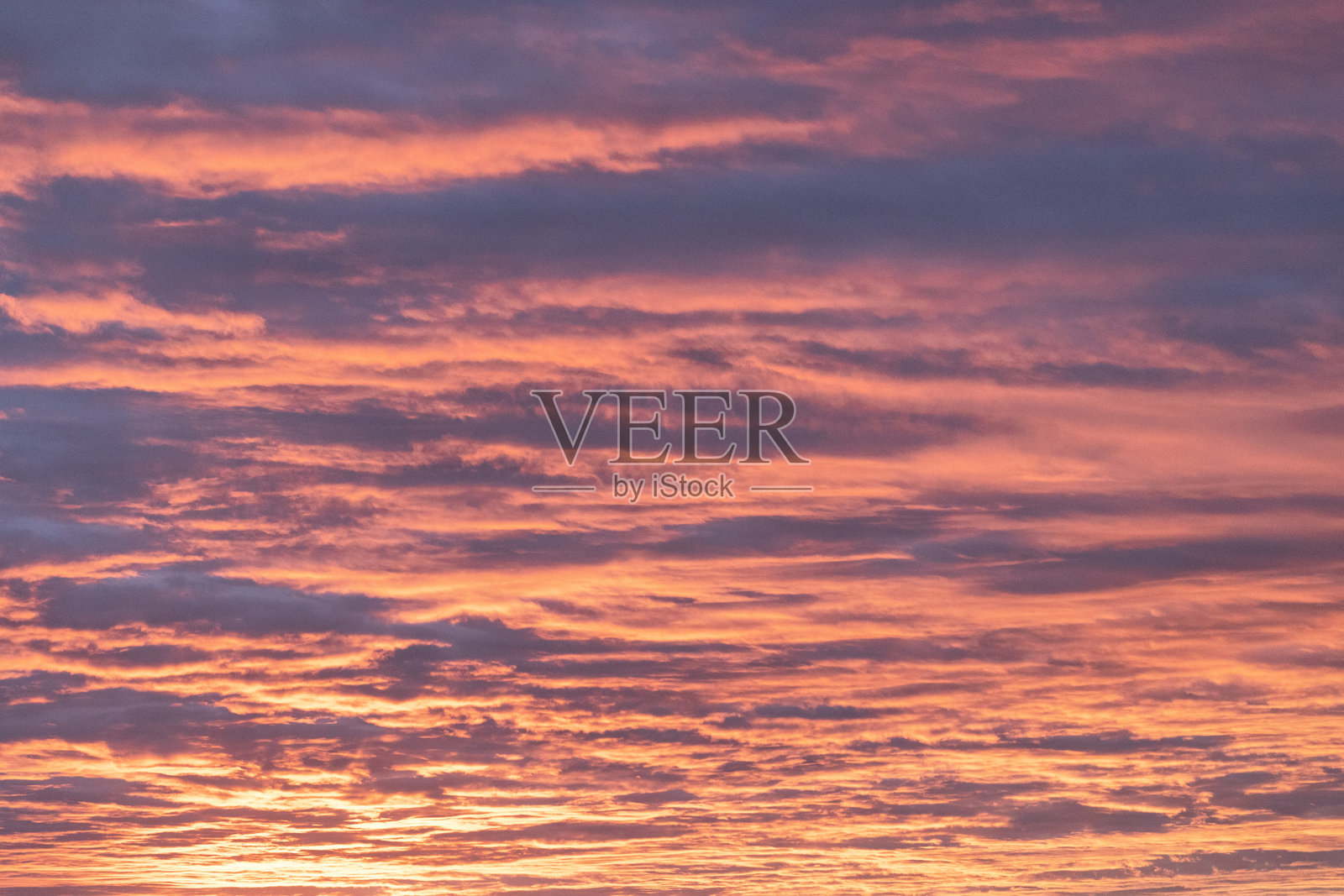 图卢兹,法国,壮观的日落天空,五彩斑斓的橙色阳光与云彩。照片摄影图片