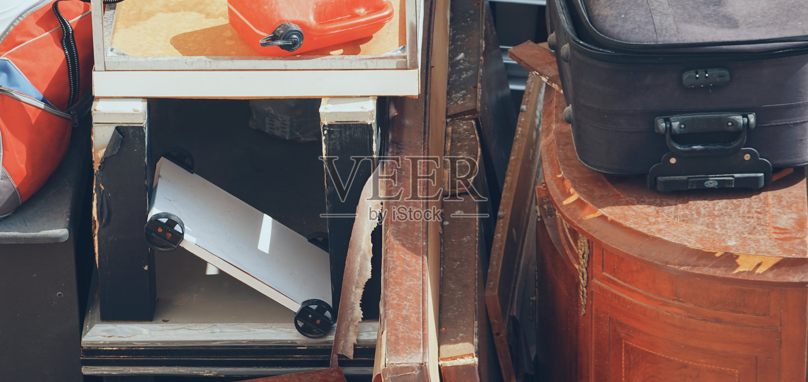 城市杂物特写:堆叠的行李箱照片摄影图片