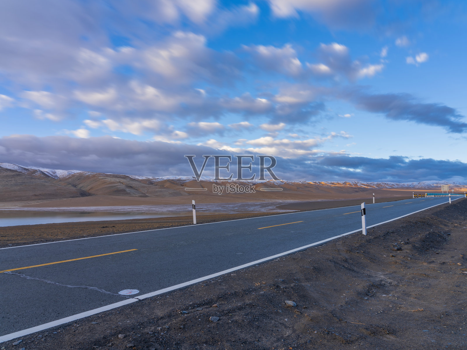 新疆昆仑山的高速公路和高原风光照片摄影图片