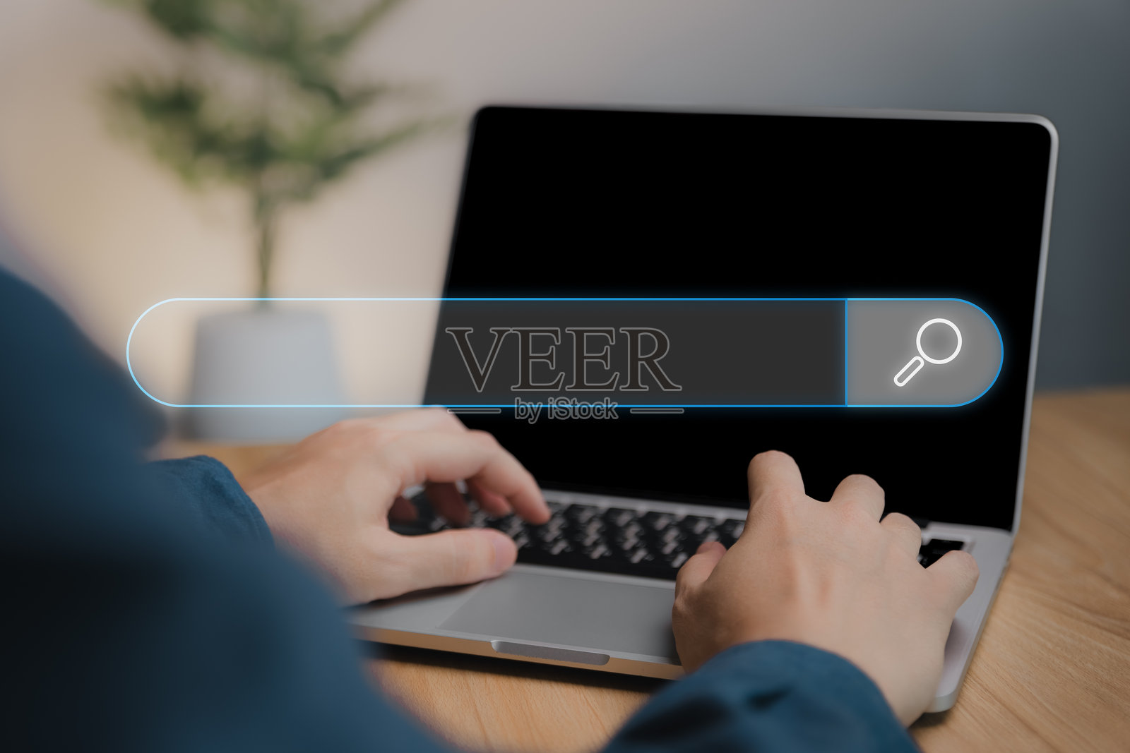 数据搜索技术 搜索引擎优化。男人的手正在使用笔记本电脑搜索信息。使用搜索控制台与您的网站。照片摄影图片