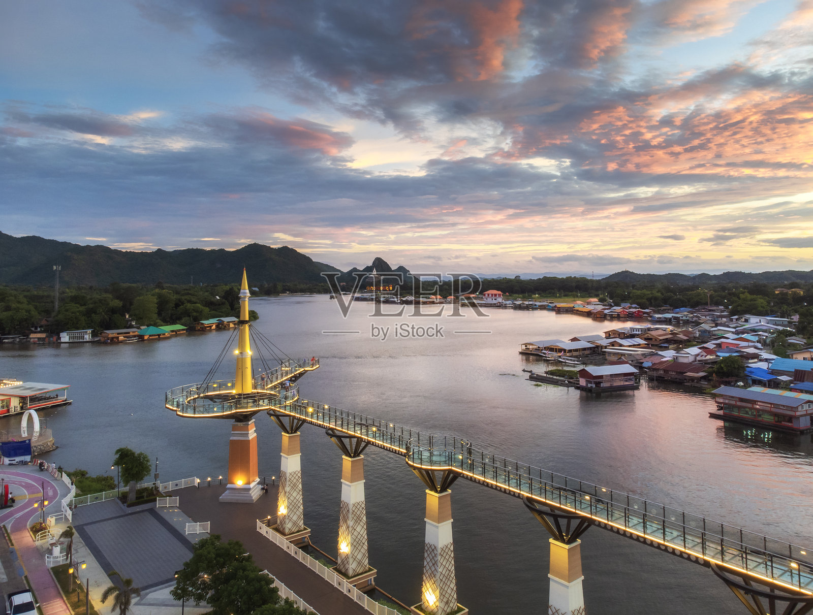 空中景观视角的天空步道桥与夸伊亚伊河岸平行。适合在泰国坎查纳布里旅游的游客。照片摄影图片