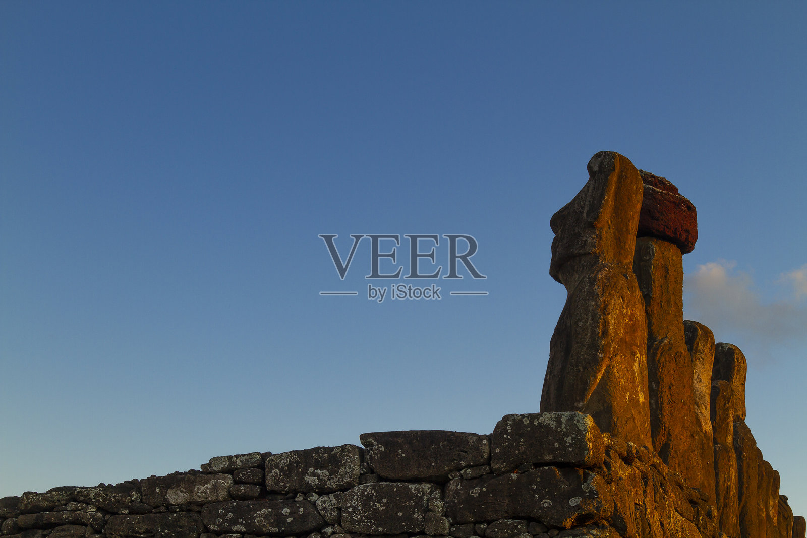 复活节岛拉帕努伊的阿胡通加里基摩艾在夏日的美丽日出/日落景观。照片摄影图片