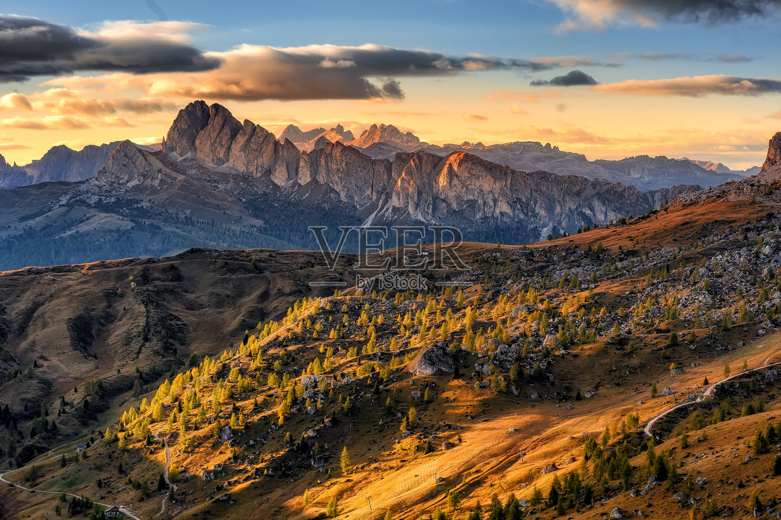 日落时分从贾乌山口俯瞰多洛米蒂山脉的景色照片摄影图片