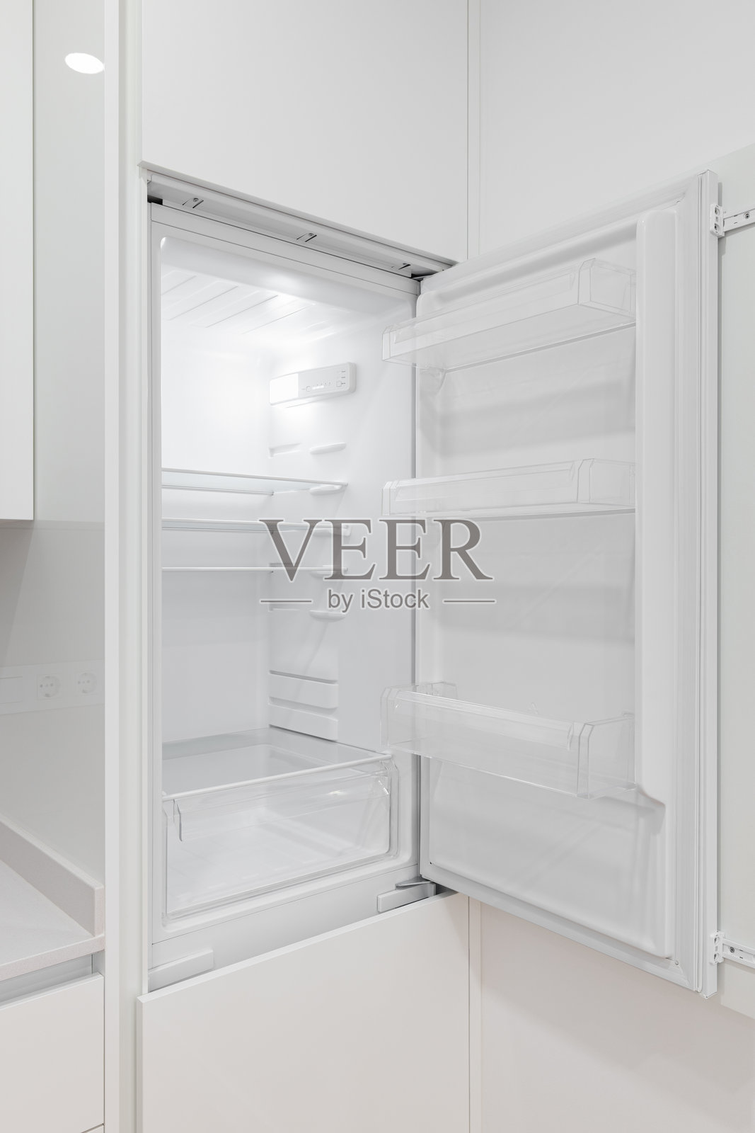 现代厨房里开着门的白色冰箱的照片照片摄影图片