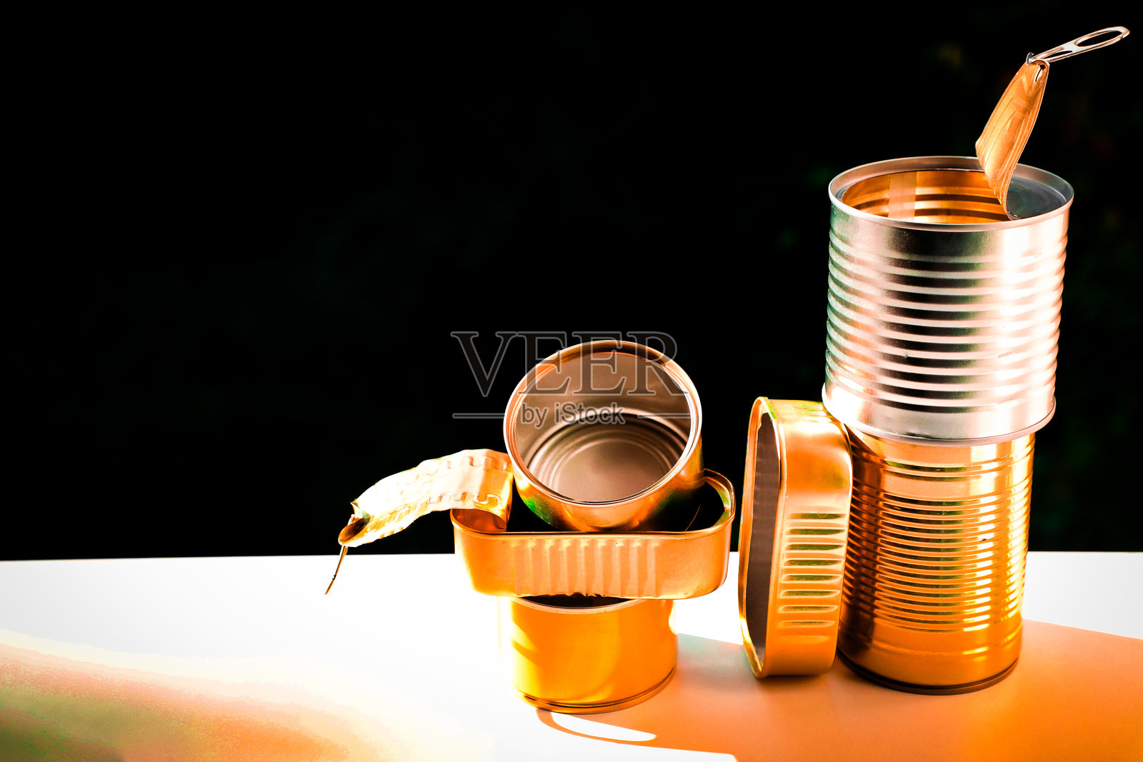 清洗和分类的锡罐正在等待被送去回收。垃圾分类直接关系到环境、生态和解决社会问题。照片摄影图片