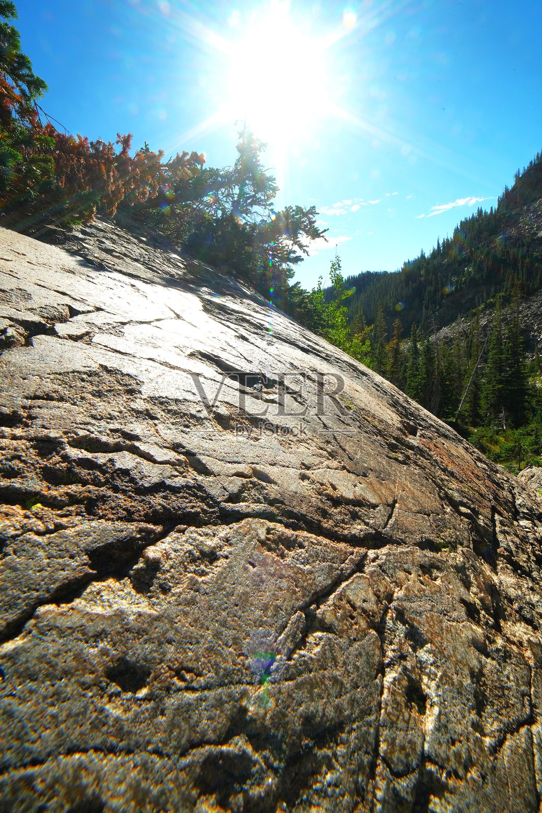 翡翠湖步道附近的冰川抛光。科罗拉多州落基山国家公园照片摄影图片