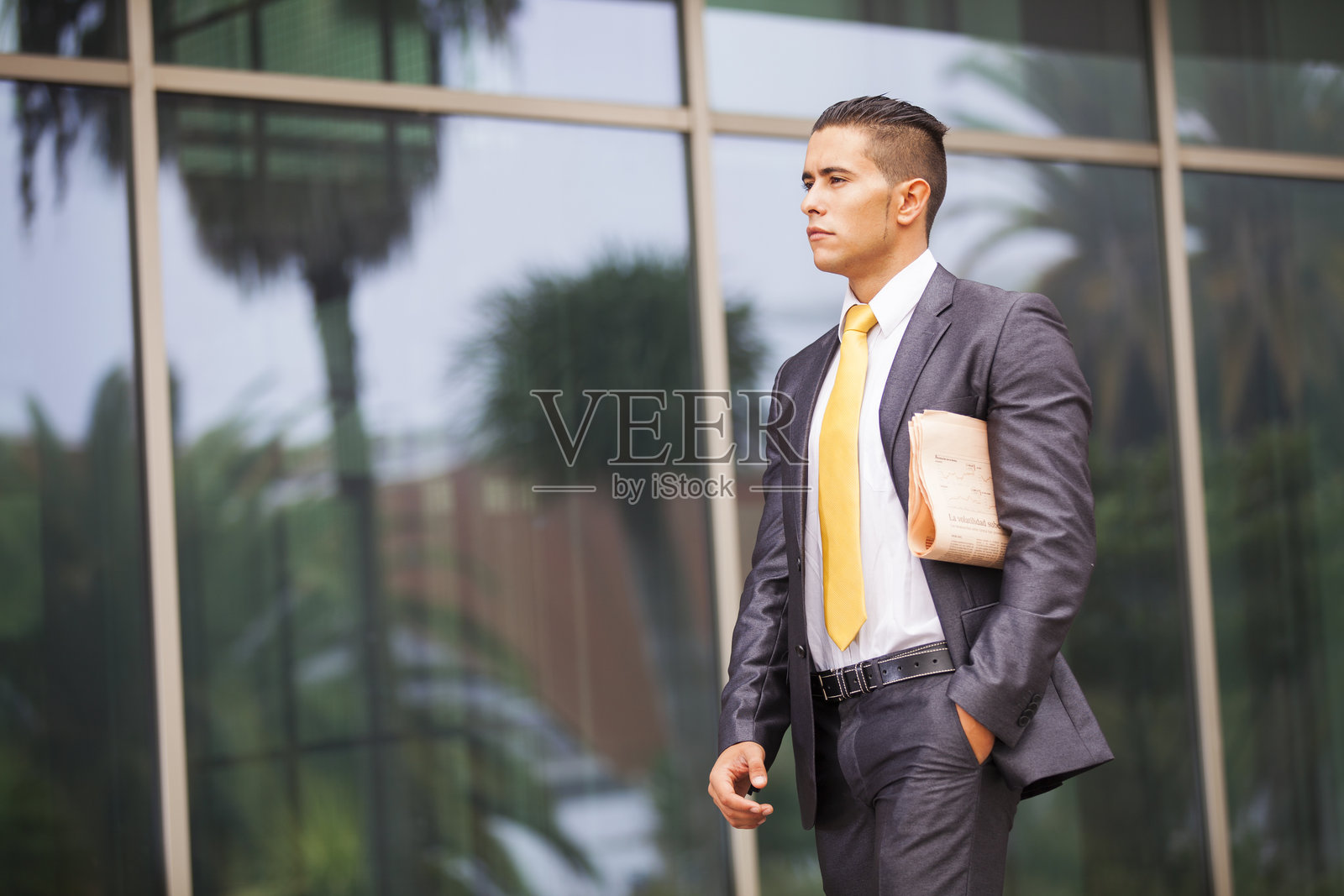 商人走在办公室旁边照片摄影图片