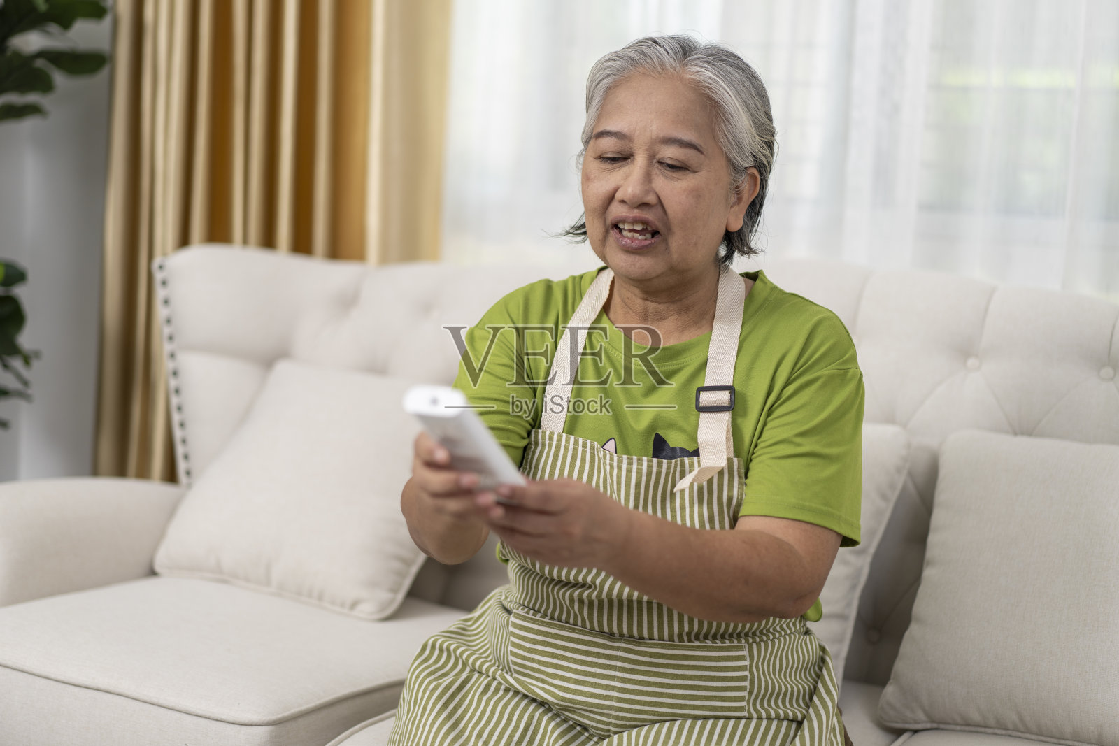 老年女性调整空调照片摄影图片