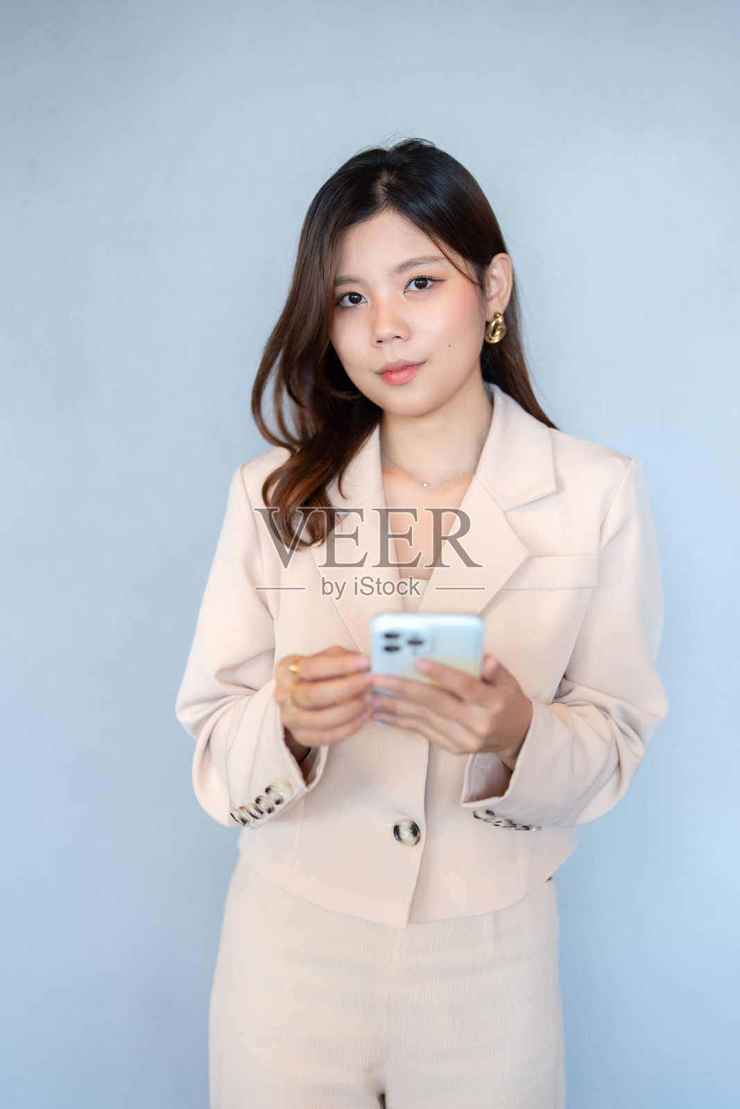 在亚洲女性高管的引领下,我们的行业经历了显著的转型,她巧妙地将商业目标与新兴全球市场趋势对接,实现可持续增长。照片摄影图片