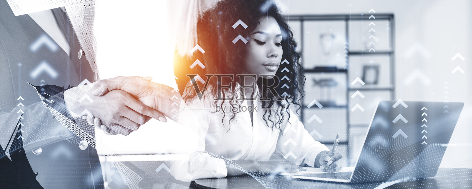 商务人士握手,非洲女性使用笔记本电脑并做笔记照片摄影图片