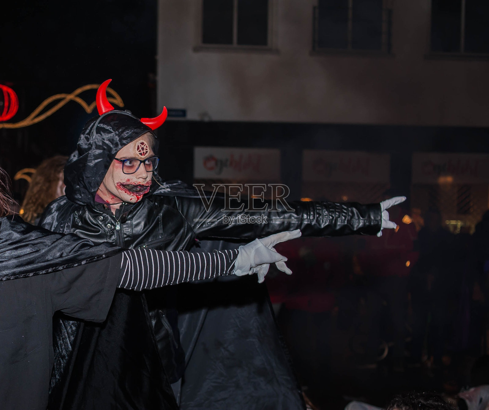 万圣节前夜的恶魔照片摄影图片