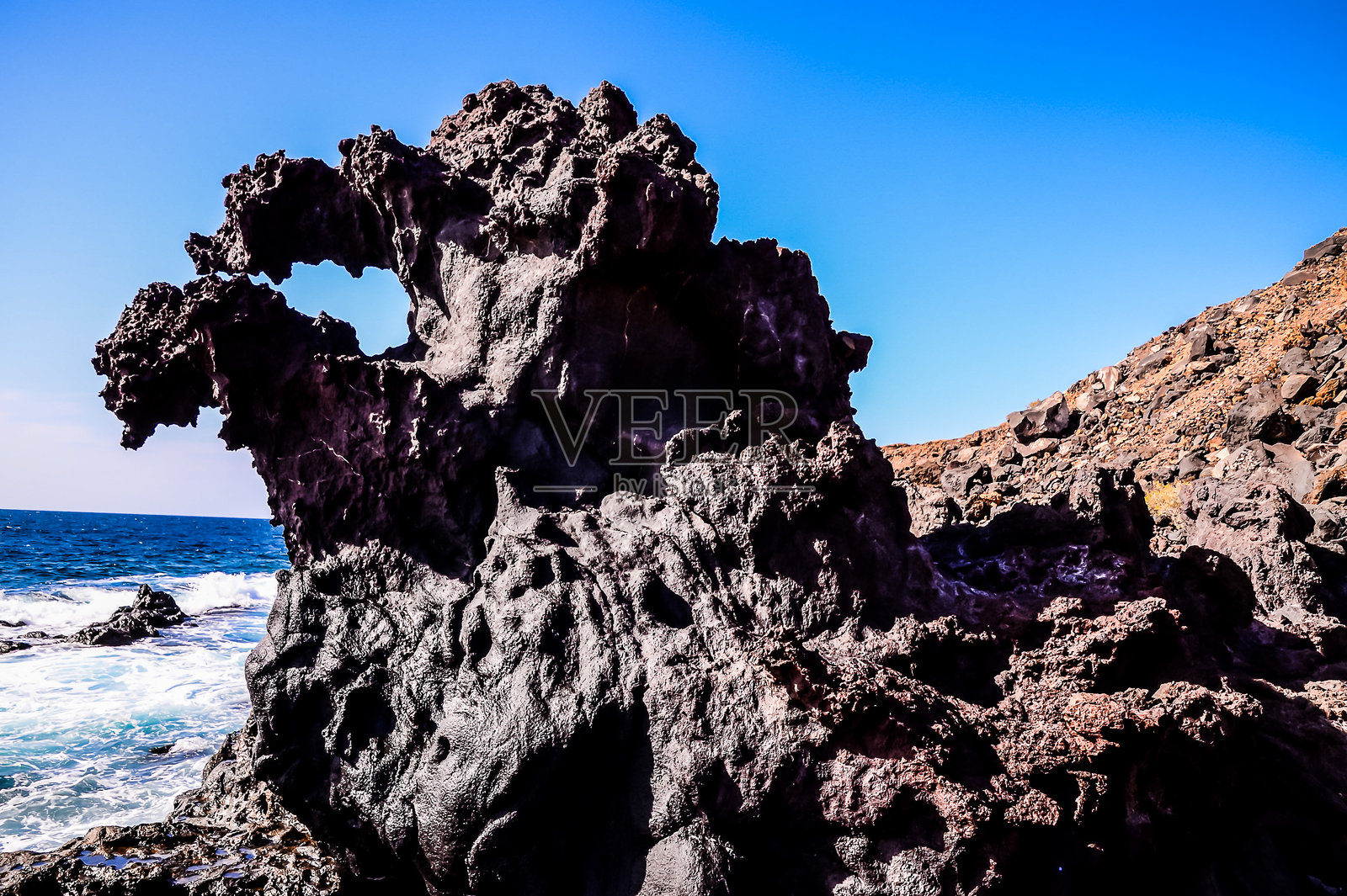 一块中间有洞的大石头照片摄影图片