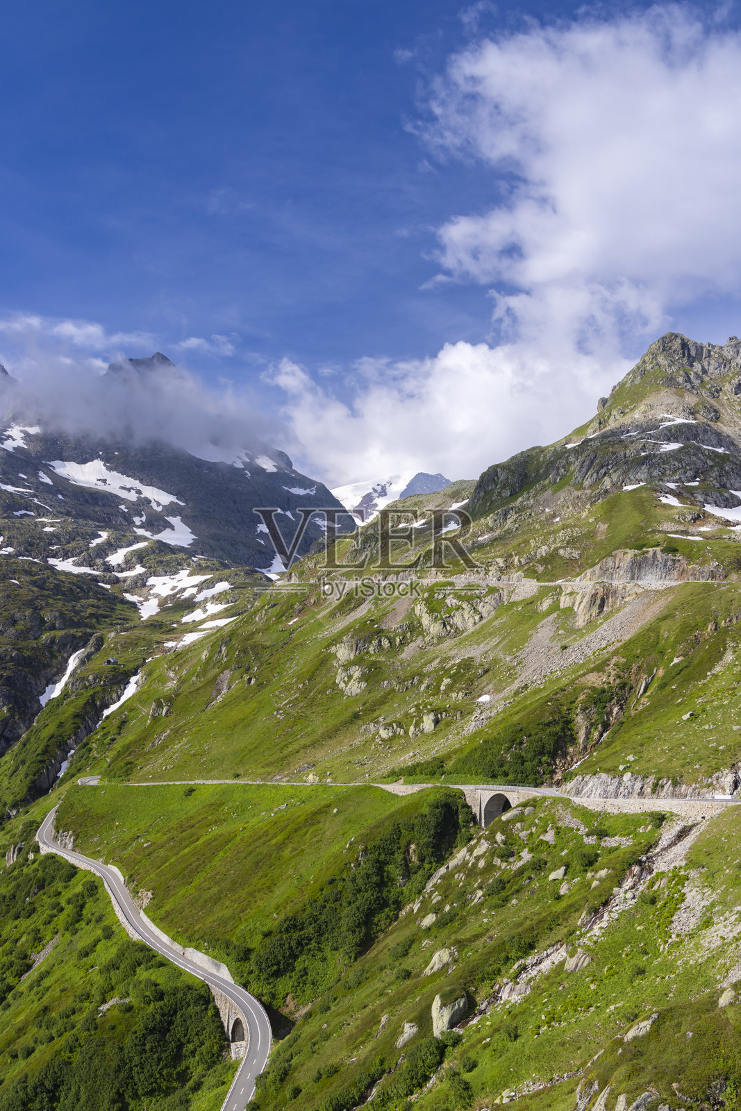 瑞士因特基兴 - 加德门的苏斯滕山口附近的高山公路风景照片摄影图片