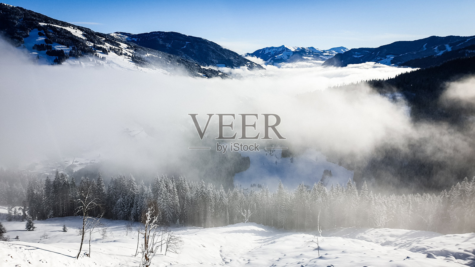 山中的云彩照片摄影图片