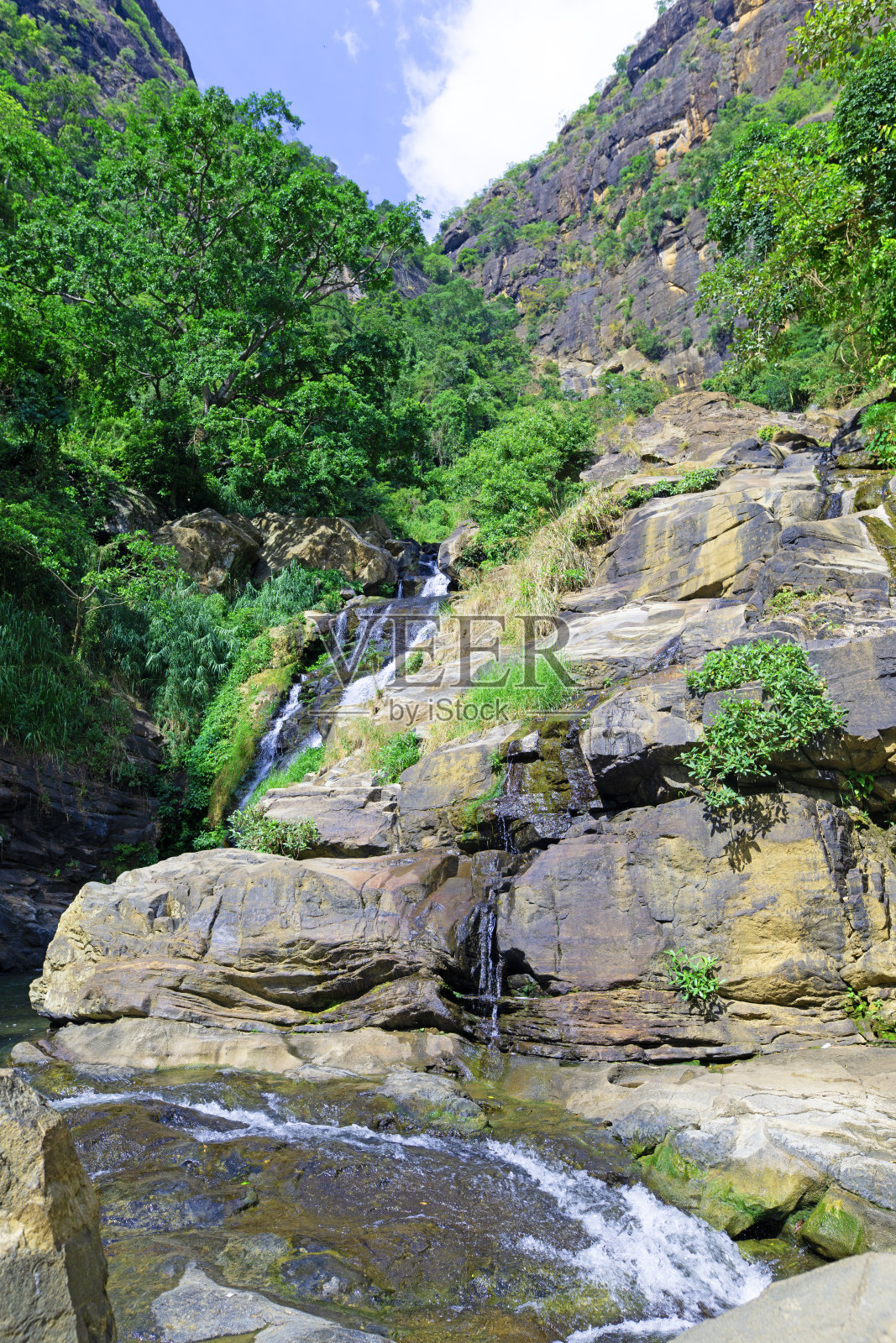 拉瓦纳瀑布,位于斯里兰卡埃拉的威拉瓦亚-埃拉-库姆巴尔维拉公路上。照片摄影图片