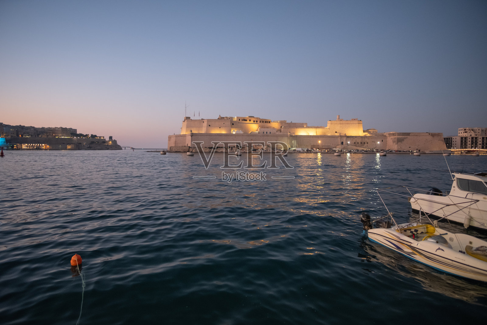 马耳他岛瓦莱塔码头港口著名地标的古老堡垒海岸景观照片摄影图片