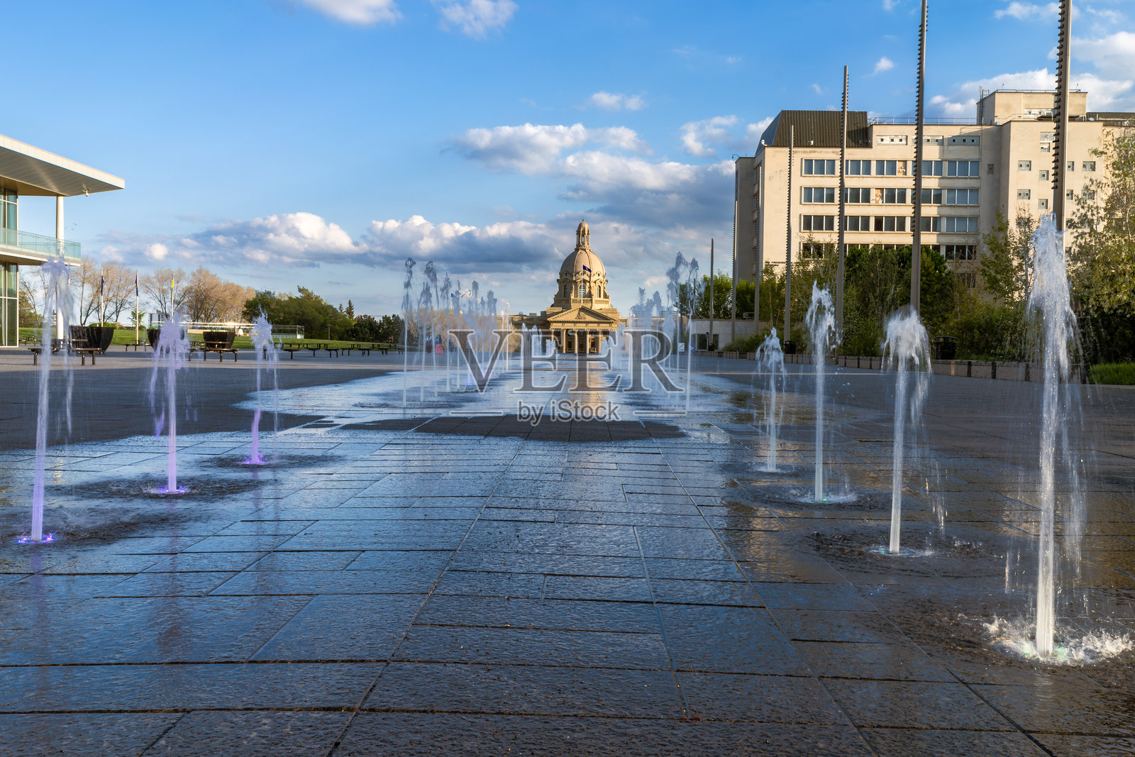 通往艾伯塔省议会大厦的喷泉景观线照片摄影图片