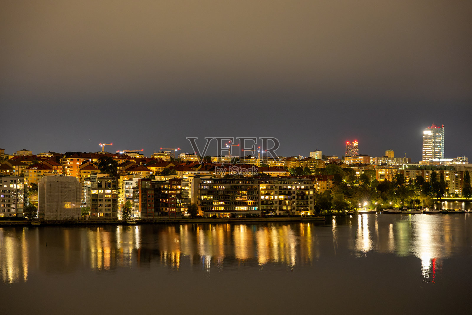 夜晚城市天际线与水面倒影照片摄影图片
