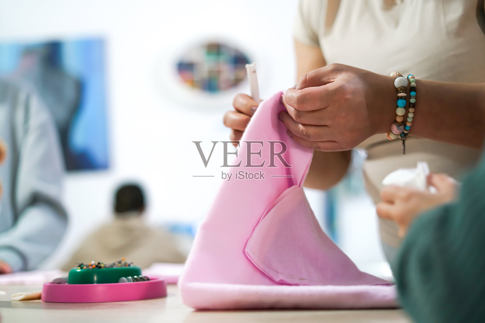 儿童缝纫工作坊。照片摄影图片