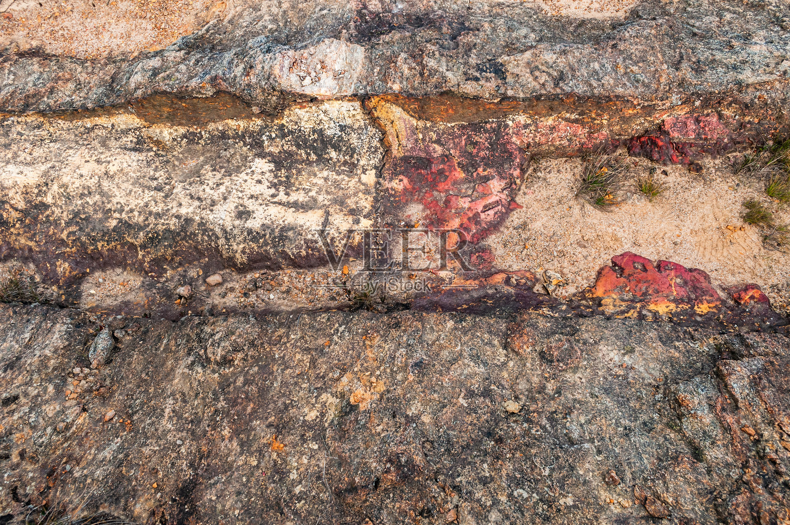 橙色和红色岩石的图案,适合设计和壁纸,特写展示不同石材的强烈纹理照片摄影图片