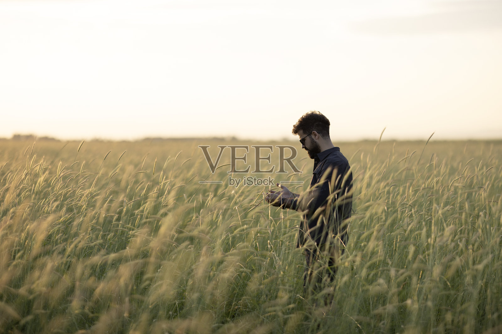 在大自然中呼吸新鲜空气的男人肖像照片摄影图片