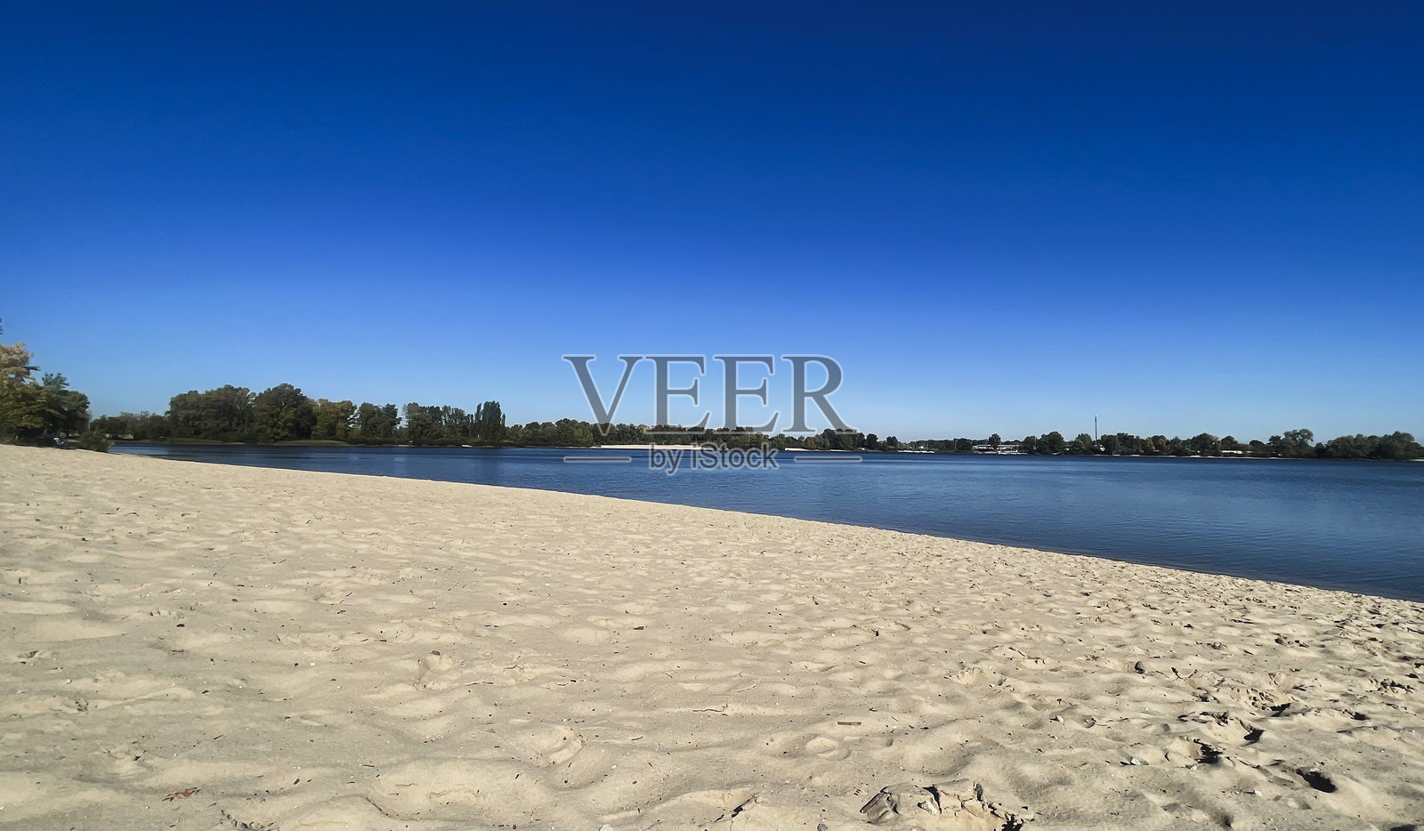 夏天湖边美丽的沙滩照片摄影图片