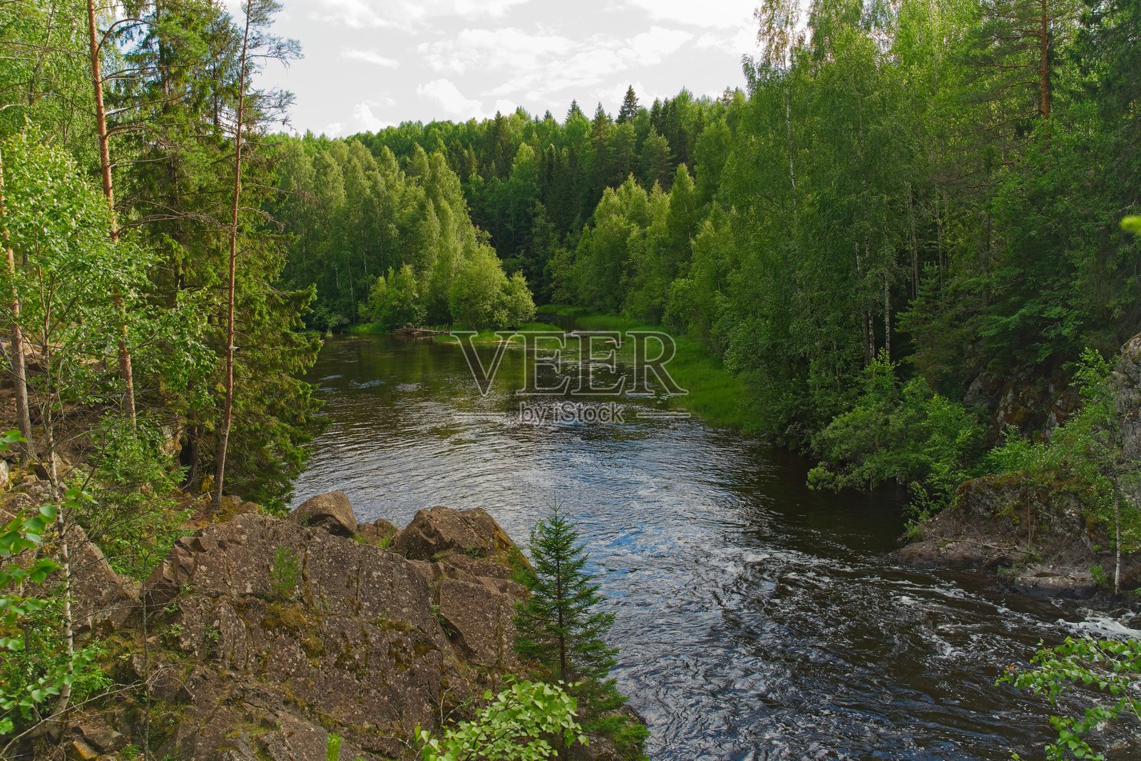 俄罗斯卡累利阿,2024年7月10日。河岸上的岩石。照片摄影图片