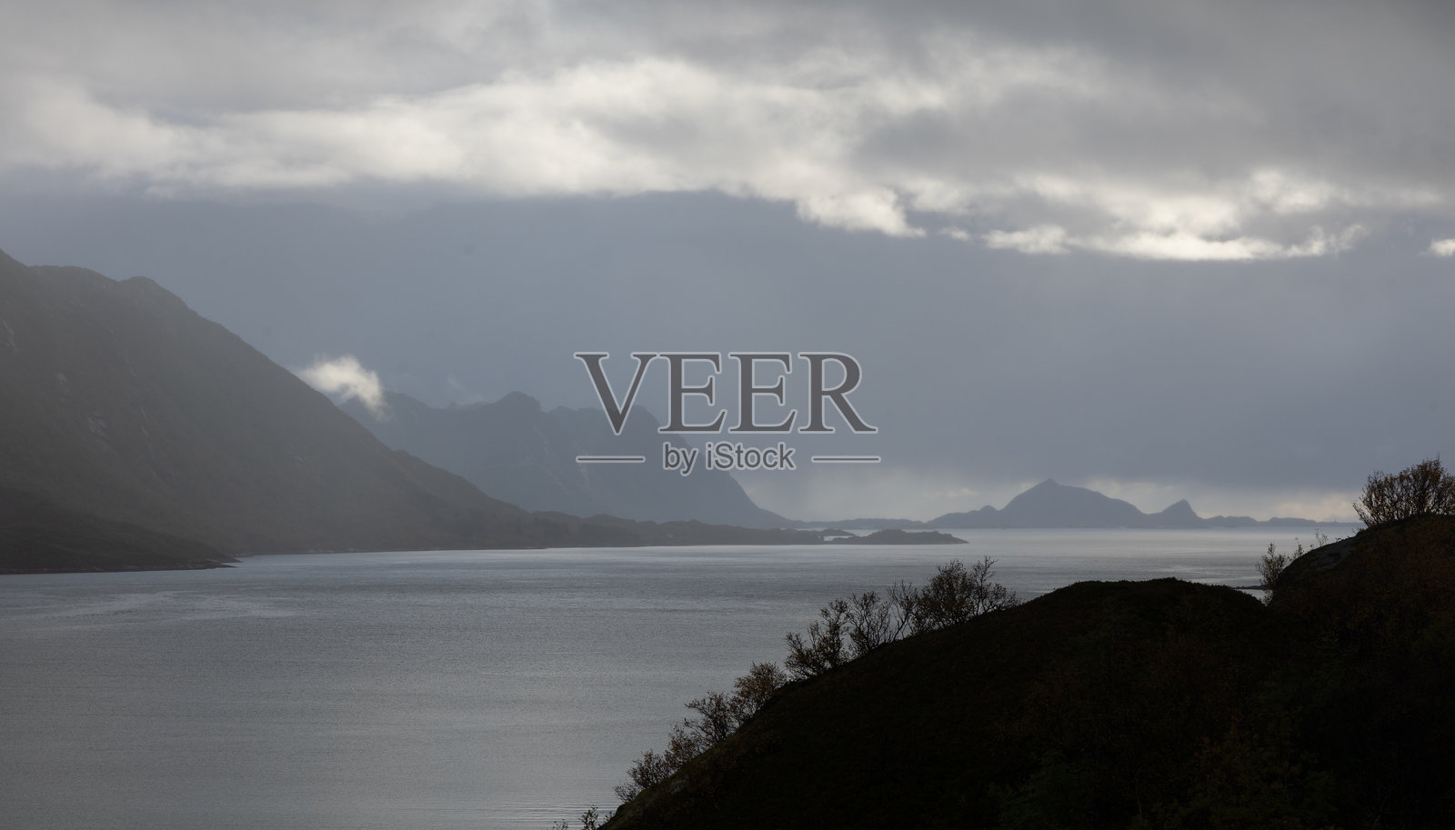 挪威洛福滕群岛阴云密布的秋日戏剧性风景。照片摄影图片