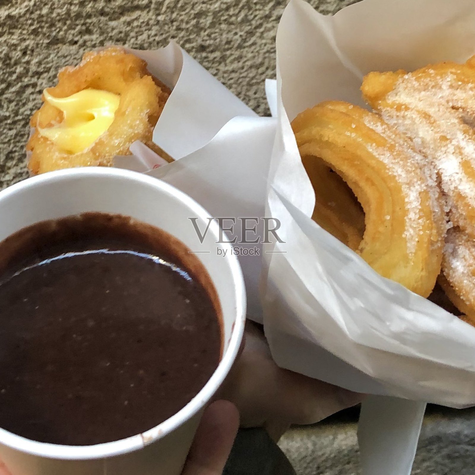 西班牙美食:桌上特写的油条和热巧克力。横向。照片摄影图片