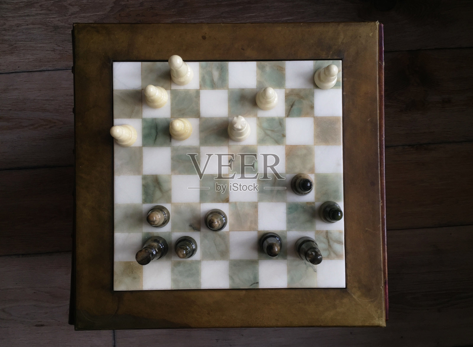 硬木地板上桌子上的棋盘俯视图照片摄影图片