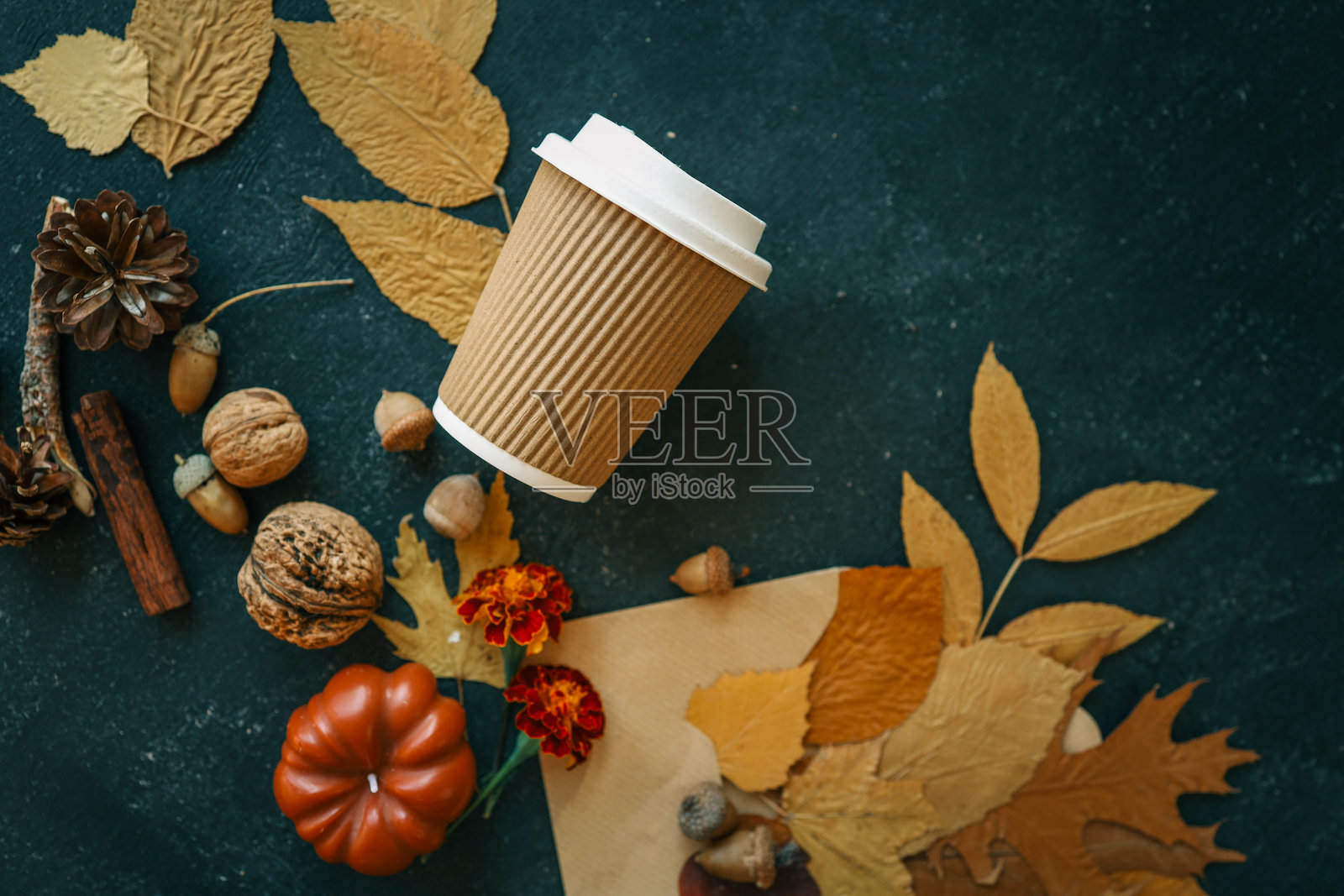 秋季布置,咖啡杯、落叶和装饰,温馨氛围照片摄影图片
