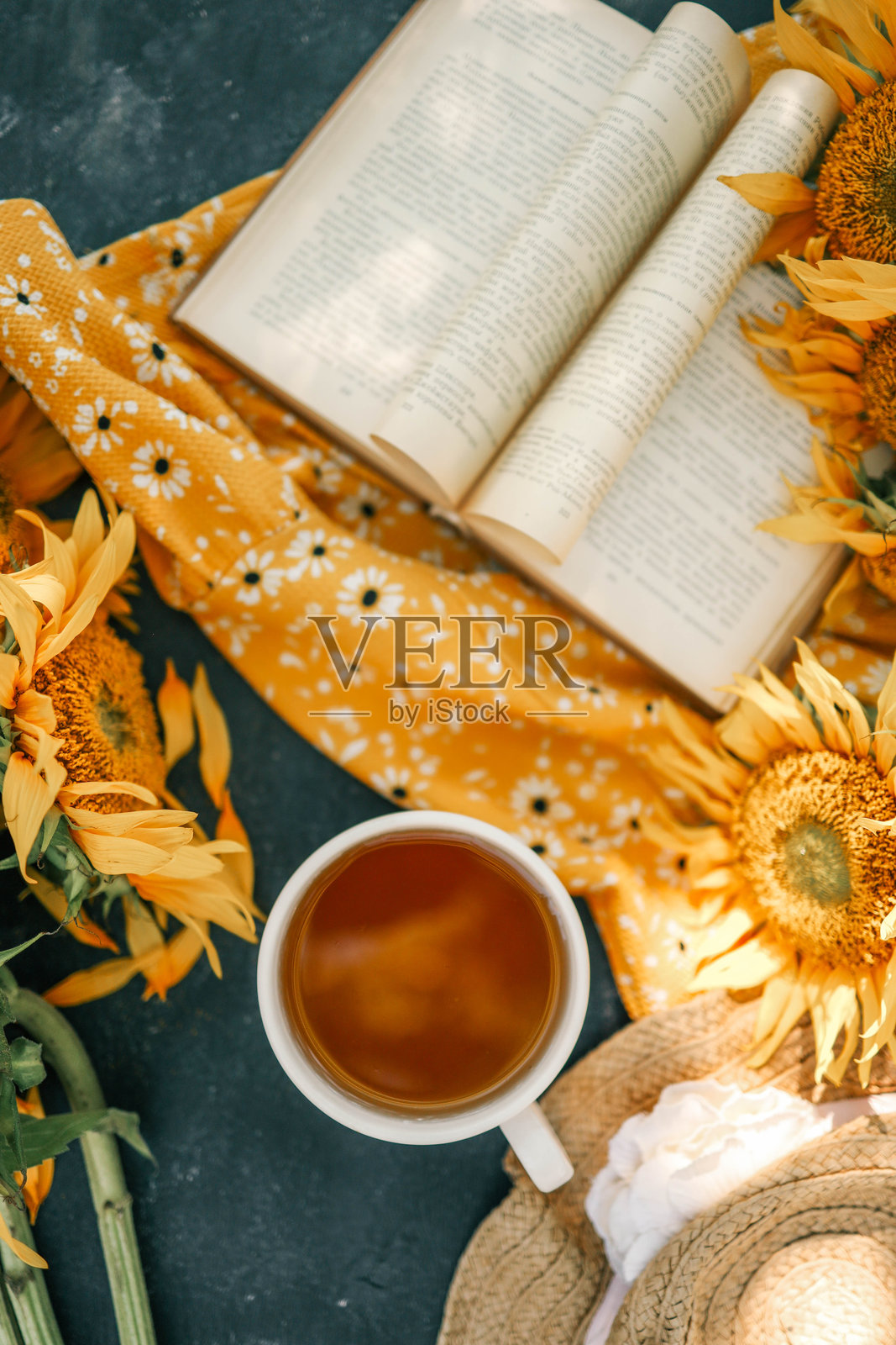 一杯茶、一册书和向日葵,夏日的氛围照片摄影图片